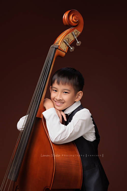 活潑且文武雙全的 Benedict 來拍照，同一天拍攝了棒球寫真＆大提琴的音樂寫真，這張是Benedict雙手及身體靠著大提琴、看著鏡頭微笑的音樂寫真照！