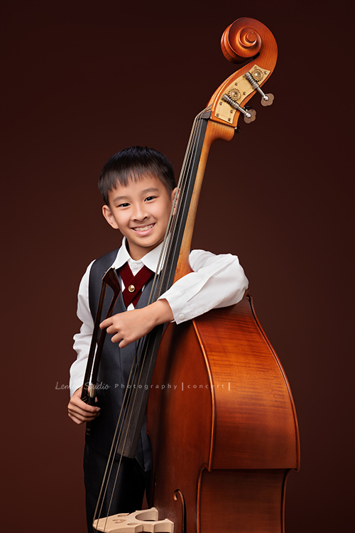 活潑且文武雙全的 Benedict 來拍照，同一天拍攝了棒球寫真＆大提琴的音樂寫真，這張是Benedict的手抱著大提琴、一手拿弓、很有自信地看著鏡頭笑得很開心的音樂寫真照！
