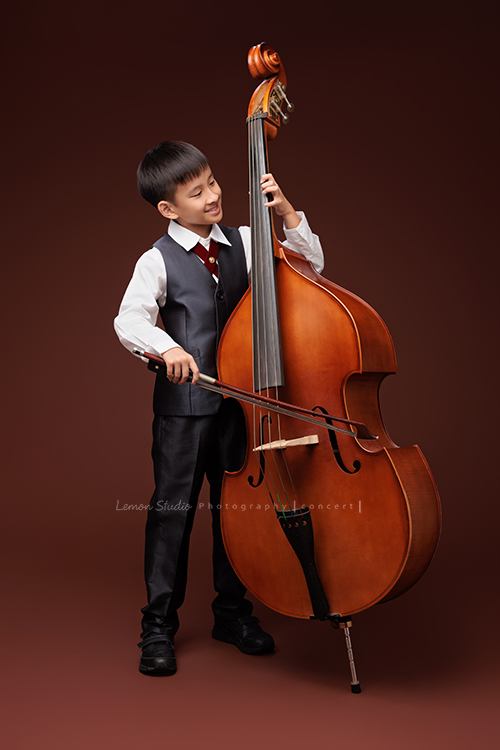 活潑且文武雙全的 Benedict 來拍照，同一天拍攝了棒球寫真＆大提琴的音樂寫真，這張是Benedict站著拉大提琴的全身的音樂寫真照！