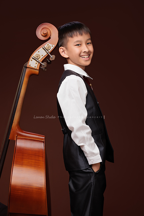 活潑且文武雙全的 Benedict 來拍照，同一天拍攝了棒球寫真＆大提琴的音樂寫真，這張是Benedict背對著大提琴，頭輕輕地靠在大提琴上，對著鏡頭笑得很可愛的音樂寫真照！
