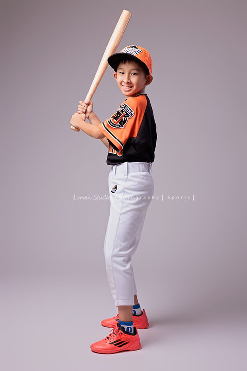活潑且文武雙全的 Benedict 來拍照，同一天拍攝了棒球寫真＆大提琴的音樂寫真，在鏡頭前，他自在地轉換姿勢，有時專注沉穩，有時活潑，這張是Benedict雙手拿著球棒準備要揮棒的姿勢，看著鏡頭微笑的棒球運動寫真！