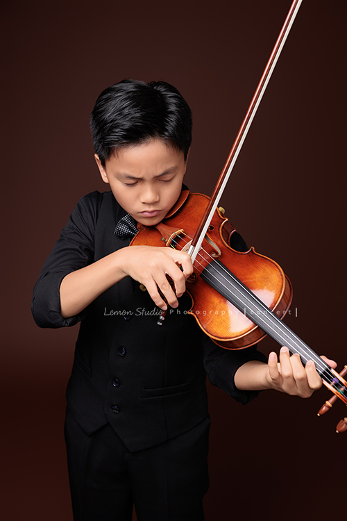 桀 & 恩兩兄弟一起來拍照，一位拍音樂寫真，一位拍個人紀錄，最後再並肩留下兄弟合照，這張是桀很認真投入在拉提琴的當下的一張音樂會寫真！