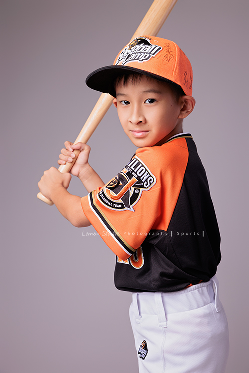 活潑且文武雙全的 Benedict 來拍照，同一天拍攝了棒球寫真＆大提琴的音樂寫真，在鏡頭前，他自在地轉換姿勢，有時專注沉穩，有時活潑，這張是Benedict雙手拿著球棒準備要揮棒的姿勢，很專注地看著鏡頭的棒球運動寫真！