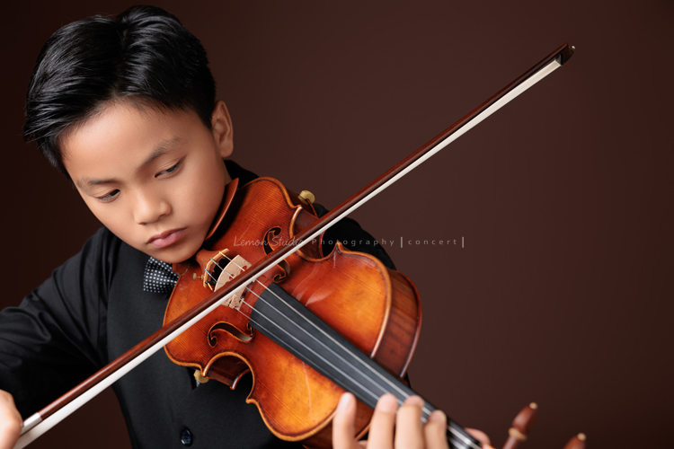 桀 & 恩兩兄弟一起來拍照，一位拍音樂寫真，一位拍個人紀錄，最後再並肩留下兄弟合照，這張是桀正在拉提琴的當下的一張音樂會寫真！