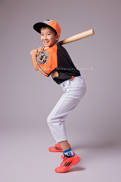 活潑且文武雙全的 Benedict 來拍照，同一天拍攝了棒球寫真＆大提琴的音樂寫真，在鏡頭前，他自在地轉換姿勢，有時專注沉穩，有時活潑，這張是Benedict雙手拿著球棒準備要揮棒的姿勢，看著鏡頭開心地笑著的棒球運動寫真！