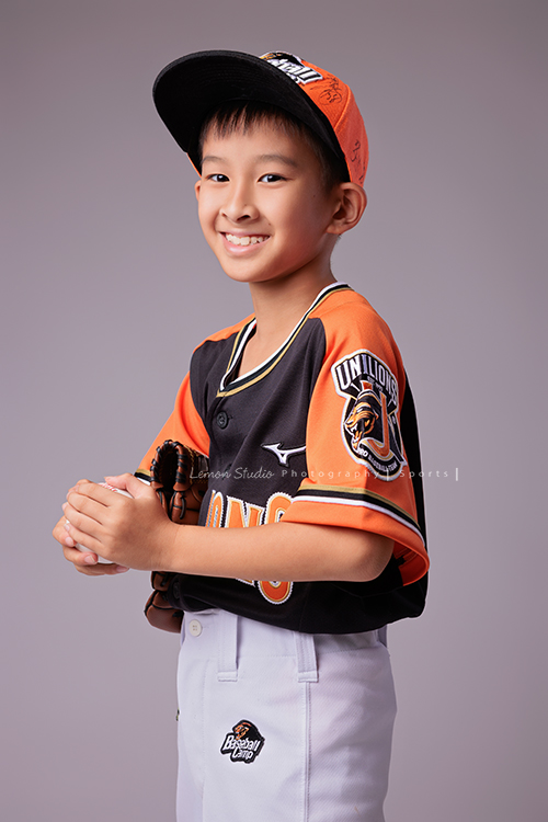 活潑且文武雙全的 Benedict 來拍照，同一天拍攝了棒球寫真＆大提琴的音樂寫真，在鏡頭前，他自在地轉換姿勢，有時專注沉穩，有時活潑，這張是Benedict雙手握著棒球，看著鏡頭燦爛地笑著的棒球運動寫真！