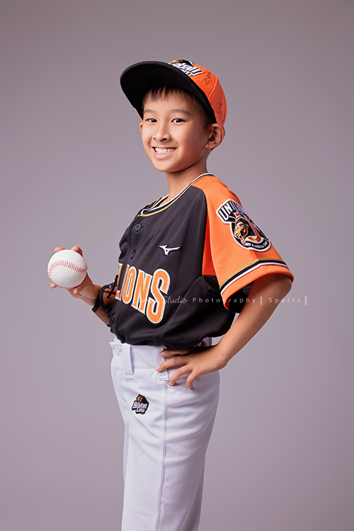 活潑且文武雙全的 Benedict 來拍照，同一天拍攝了棒球寫真＆大提琴的音樂寫真，在鏡頭前，他自在地轉換姿勢，有時專注沉穩，有時活潑，這張是Benedict一手握著棒球，一手叉腰、看著鏡頭燦爛地笑著的棒球運動寫真！