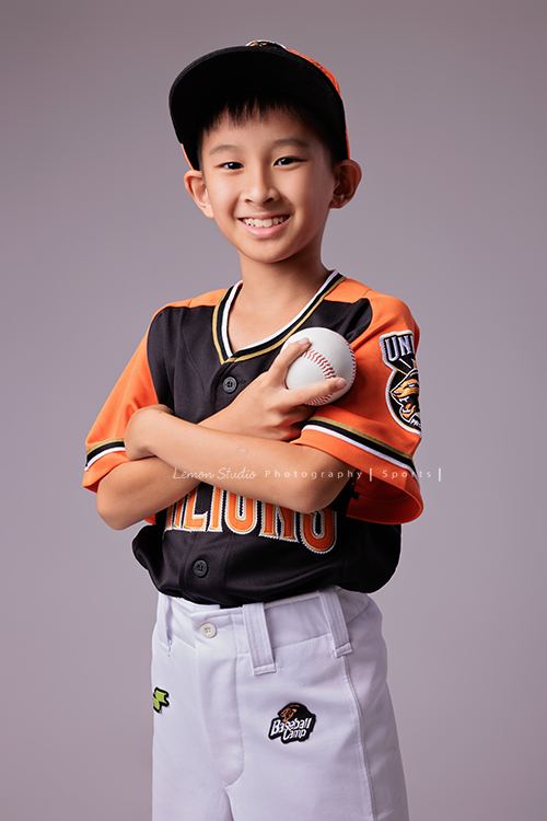 活潑且文武雙全的 Benedict 來拍照，同一天拍攝了棒球寫真＆大提琴的音樂寫真，在鏡頭前，他自在地轉換姿勢，有時專注沉穩，有時活潑，這張是Benedict雙手抱在胸前的姿勢，看著鏡頭燦爛地微笑的棒球運動寫真！