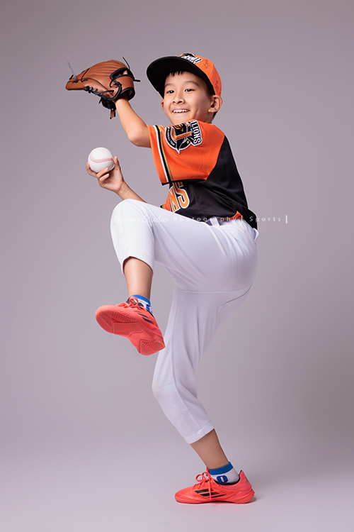 活潑且文武雙全的 Benedict 來拍照，同一天拍攝了棒球寫真＆大提琴的音樂寫真，在鏡頭前，他自在地轉換姿勢，有時專注沉穩，有時活潑，這張是Benedict一手戴手套、一手拿著球準備要拋出球的姿勢，很生動的一張棒球運動寫真！