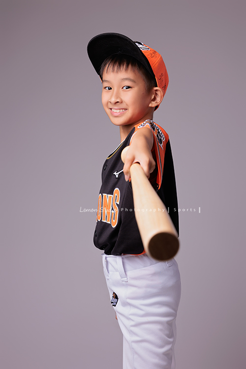 活潑且文武雙全的 Benedict 來拍照，同一天拍攝了棒球寫真＆大提琴的音樂寫真，在鏡頭前，他自在地轉換姿勢，有時專注沉穩，有時活潑，這張是Benedict一手拿著球棒很生動地指著鏡頭微笑的棒球運動寫真！