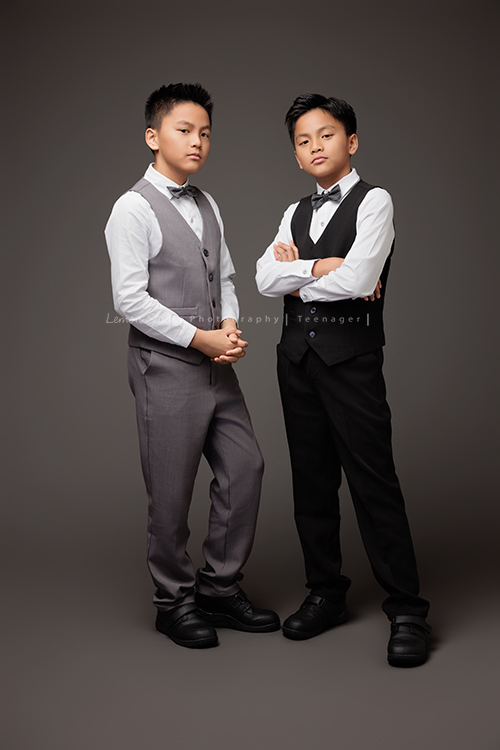 桀 & 恩兩兄弟一起來拍照，一位拍音樂寫真，一位拍個人紀錄，最後再並肩留下兄弟合照，這張是桀 & 恩兩人各穿著不同顏色的西裝站在一起、桀雙手抱在胸前、恩兩手握在身體前方，兩人很像帥氣的模特兒啊！兄弟兩人很帥的一張兄弟兩人的寫真合照！