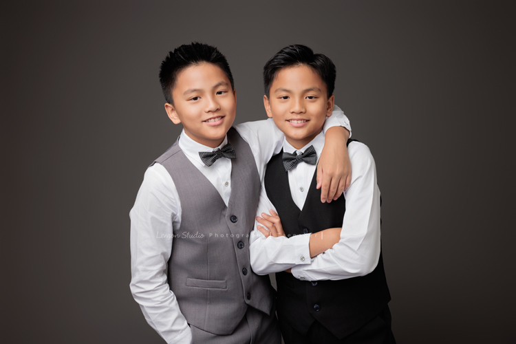 桀 & 恩兩兄弟一起來拍照，一位拍音樂寫真，一位拍個人紀錄，最後再並肩留下兄弟合照，桀 & 恩兩人各穿著不同顏色的西裝站在一起、這張是恩一手搭在桀的身上、一手放口袋，兄弟兩人看著鏡頭笑得很開心的一張兄弟兩人的寫真合照！