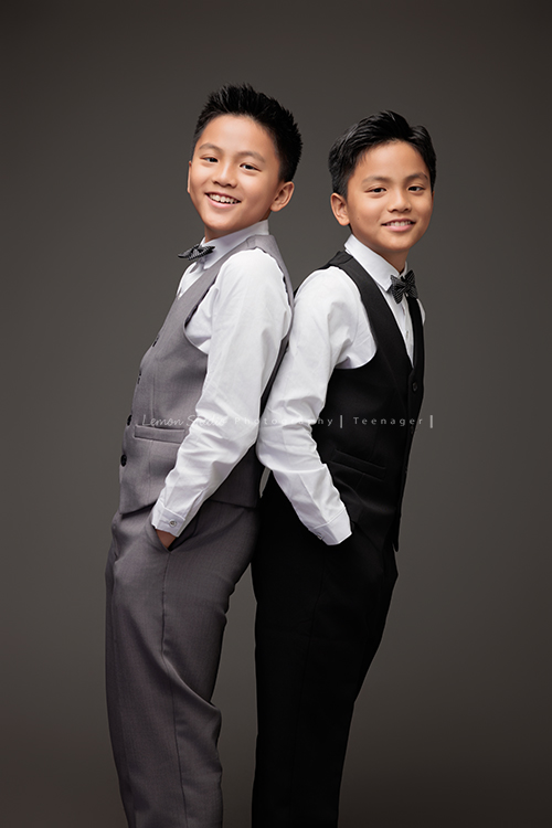 桀 & 恩兩兄弟一起來拍照，一位拍音樂寫真，一位拍個人紀錄，最後再並肩留下兄弟合照，這張是桀 & 恩兩人各穿著不同顏色的西裝背靠著背、兩人手放口袋，兄弟兩人看著鏡頭笑得很開心的一張兄弟兩人的寫真合照！