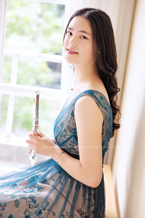 庭＆杉從歐洲返台時來拍音樂寫真照，兩姊妹都學習長笛，最後還留下了珍貴的姊妹合照，姊姊的美麗氣質在鏡頭下典雅動人，這張是姊姊庭手拿著長笛、側身坐在椅子上，看著鏡頭微笑的音樂寫真照！