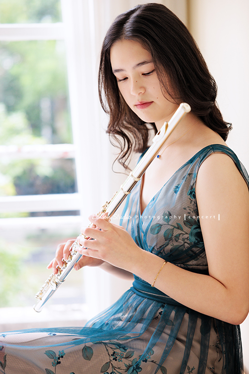 庭＆杉從歐洲返台時來拍音樂寫真照，兩姊妹都學習長笛，最後還留下了珍貴的姊妹合照，姊姊的美麗氣質在鏡頭下典雅動人，這張是姊姊庭手拿著長笛、側身坐在椅子上，低頭看著長笛，很有意境的一張音樂寫真照！