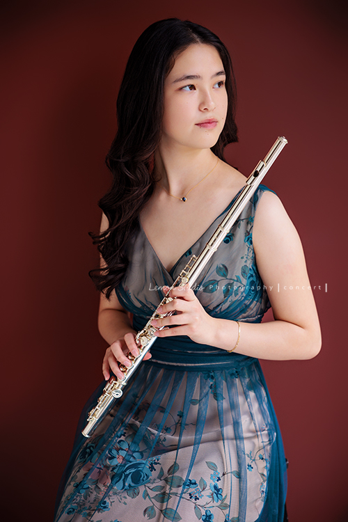 庭＆杉從歐洲返台時來拍音樂寫真照，兩姊妹都學習長笛，最後還留下了珍貴的姊妹合照，姊姊的美麗氣質在鏡頭下典雅動人，這張是姊姊庭手拿著長笛、坐在椅子上，沒有看鏡頭但很有意境的一張音樂寫真照！