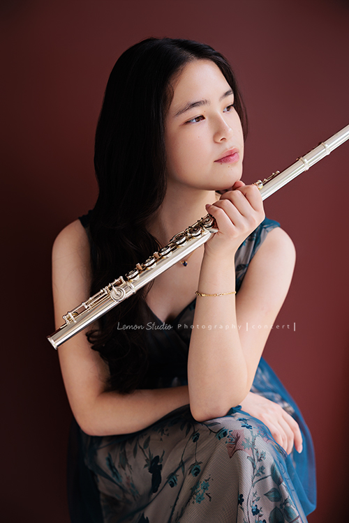庭＆杉從歐洲返台時來拍音樂寫真照，兩姊妹都學習長笛，最後還留下了珍貴的姊妹合照，姊姊的美麗氣質在鏡頭下典雅動人，這張是姊姊庭一手拿著長笛靠在下巴、坐在椅子上，沒有看鏡頭但很美很有意境的一張音樂寫真照！