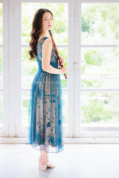 庭＆杉從歐洲返台時來拍音樂寫真照，兩姊妹都學習長笛，最後還留下了珍貴的姊妹合照，姊姊的美麗氣質在鏡頭下典雅動人，這張是姊姊庭一手拿著笛子站在窗前，很優雅地側轉身看著鏡頭的一張音樂寫真照！