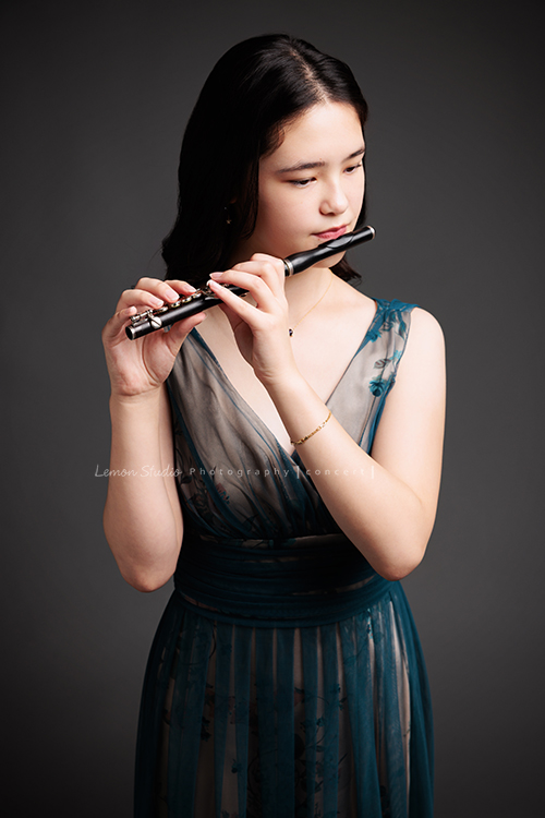 庭＆杉從歐洲返台時來拍音樂寫真照，兩姊妹都學習長笛，最後還留下了珍貴的姊妹合照，姊姊的美麗氣質在鏡頭下典雅動人，這張是姊姊庭正要吹笛子的很優雅的一張音樂寫真照！