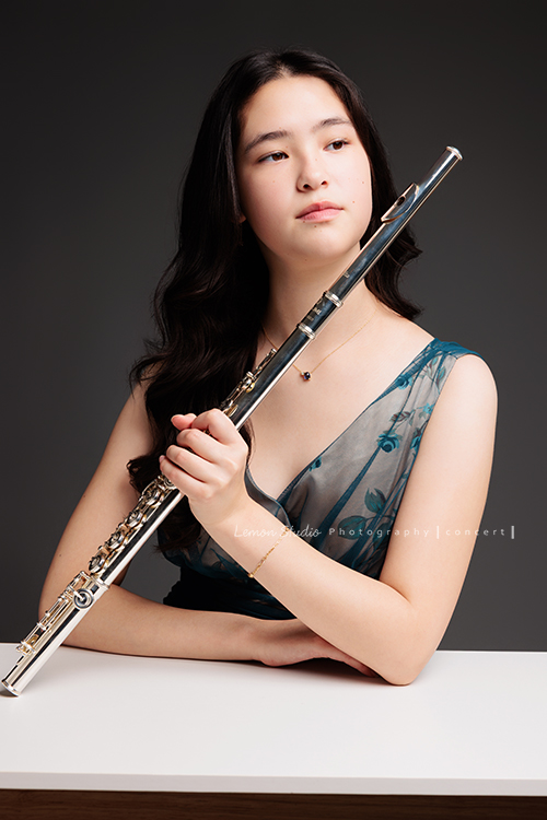 庭＆杉從歐洲返台時來拍音樂寫真照，兩姊妹都學習長笛，最後還留下了珍貴的姊妹合照，姊姊的美麗氣質在鏡頭下典雅動人，這張是姊姊庭一手拿長笛在身體前方、雙手靠在桌上、沒有看鏡頭、但姿態很優雅的一張音樂寫真照！