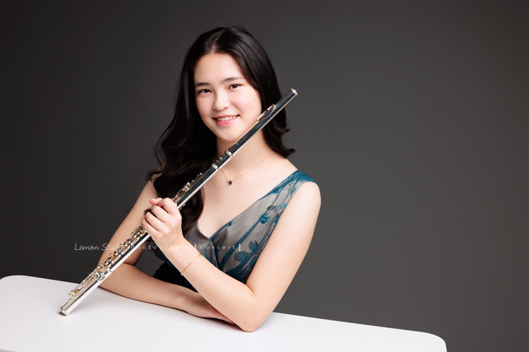 庭＆杉從歐洲返台時來拍音樂寫真照，兩姊妹都學習長笛，最後還留下了珍貴的姊妹合照，姊姊的美麗氣質在鏡頭下典雅動人，這張是姊姊庭一手拿長笛在身體前方、雙手靠在桌上、看著鏡頭笑得很甜美的一張音樂寫真照！
