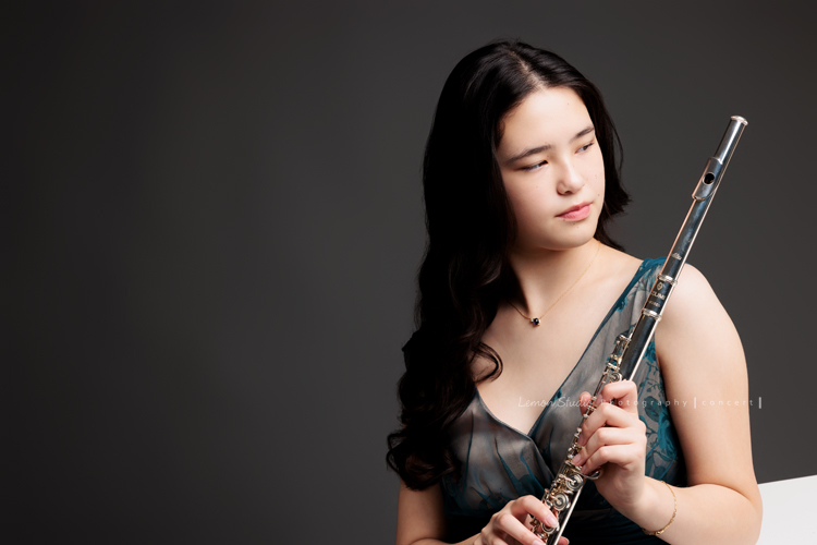 庭＆杉從歐洲返台時來拍音樂寫真照，兩姊妹都學習長笛，最後還留下了珍貴的姊妹合照，姊姊的美麗氣質在鏡頭下典雅動人，這張是姊姊庭一手拿長笛在身體前方、身體輕靠在桌旁、沒有看鏡頭、姿態很優雅很有意境的一張音樂寫真照！