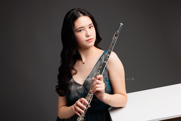 庭＆杉從歐洲返台時來拍音樂寫真照，兩姊妹都學習長笛，最後還留下了珍貴的姊妹合照，姊姊的美麗氣質在鏡頭下典雅動人，這張是姊姊庭一手拿長笛在身體前方、身體輕靠在桌旁、沈穩地看著鏡頭、姿態很優雅很有意境的一張音樂寫真照！