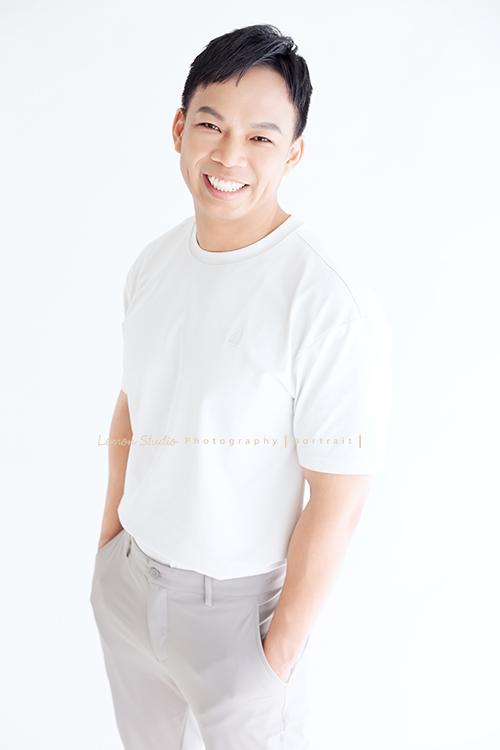 身材壯碩、個性開朗的整復爸爸來拍照，曾是人氣健身教練的他，現在是兩個孩子的爸，把重心放在整復專業上，現為全職整復師，這張是整復爸爸穿白色的上衣，雙手放口袋，看著鏡頭笑容很燦爛的一張很迷人的形象照！