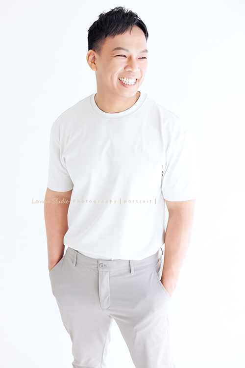 身材壯碩、個性開朗的整復爸爸來拍照，曾是人氣健身教練的他，現在是兩個孩子的爸，把重心放在整復專業上，現為全職整復師，這張是整復爸爸穿白色的上衣，雙手放口袋，沒有看鏡頭笑容很燦爛的一張很迷人的形象照！