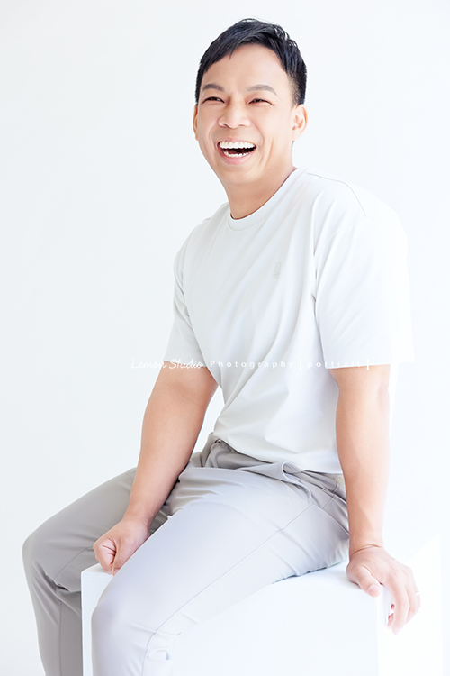 身材壯碩、個性開朗的整復爸爸來拍照，曾是人氣健身教練的他，現在是兩個孩子的爸，把重心放在整復專業上，現為全職整復師，這張是整復爸爸穿白色的上衣，沒有看鏡頭微笑的一張很迷人的形象照！