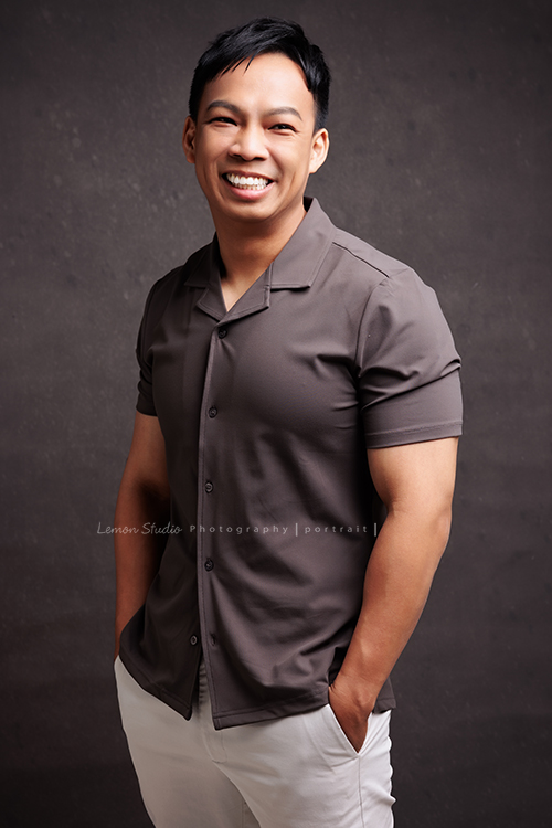 身材壯碩、個性開朗的整復爸爸來拍照，曾是人氣健身教練的他，現在是兩個孩子的爸，把重心放在整復專業上，現為全職整復師，這張是整復爸爸穿咖啡色很有質感的上衣，雙手放口袋，看著前上方微笑的一張很有質感的形象照！