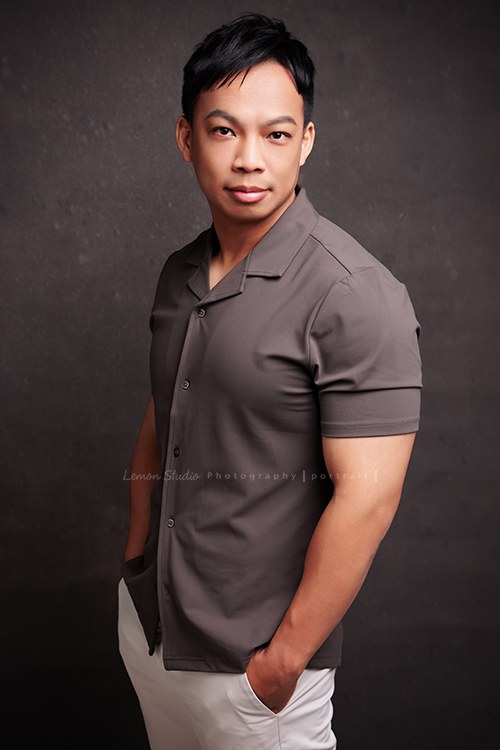 身材壯碩、個性開朗的整復爸爸來拍照，曾是人氣健身教練的他，現在是兩個孩子的爸，把重心放在整復專業上，現為全職整復師，這張是整復爸爸穿咖啡色很有質感的上衣，雙手放口袋，很有自信地看著鏡頭的一張很有質感的形象照！