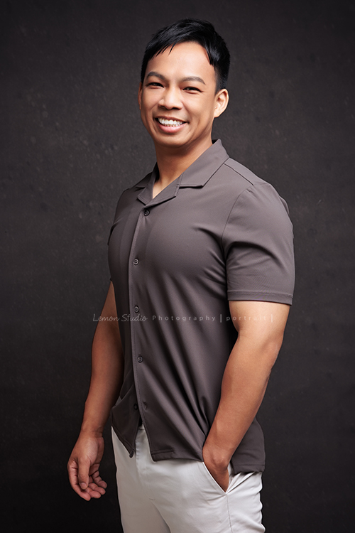 身材壯碩、個性開朗的整復爸爸來拍照，曾是人氣健身教練的他，現在是兩個孩子的爸，把重心放在整復專業上，現為全職整復師，這張是整復爸爸穿咖啡色很有質感的上衣，一手放口袋，一手輕鬆地放在身旁，看著鏡頭微笑的一張很迷人的形象照！