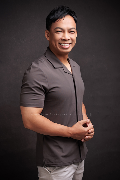 身材壯碩、個性開朗的整復爸爸來拍照，曾是人氣健身教練的他，現在是兩個孩子的爸，把重心放在整復專業上，現為全職整復師，這張是整復爸爸穿咖啡色很有質感的上衣，雙手放在身體前方，看著鏡頭微笑的一張很迷人的形象照！