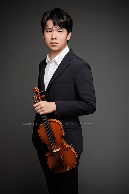 An 即將舉辦小提琴音樂會，也將申請國外大學音樂系，還記得小時候也曾來拍過照的他，如今已成長為帥氣又充滿才華的大哥哥，這張是An一手拿著小提琴、神情沈穩專注地看著鏡頭的音樂會寫真照！