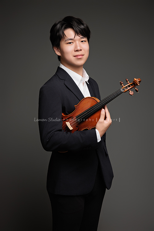 An 即將舉辦小提琴音樂會，也將申請國外大學音樂系，還記得小時候也曾來拍過照的他，如今已成長為帥氣又充滿才華的大哥哥，這張是An一手扶抱著小提琴、看著鏡頭微笑的音樂會寫真照！