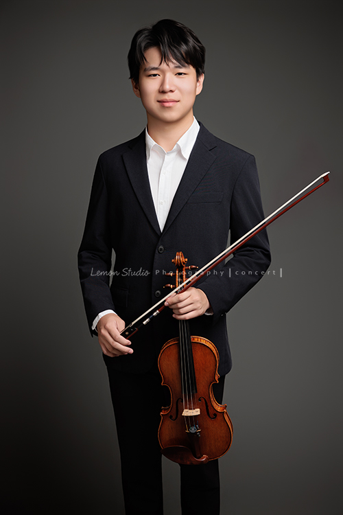 An 即將舉辦小提琴音樂會，也將申請國外大學音樂系，還記得小時候也曾來拍過照的他，如今已成長為帥氣又充滿才華的大哥哥，這張是An一手拿小提琴、一手拿弓，看著鏡頭微笑的音樂會寫真照！