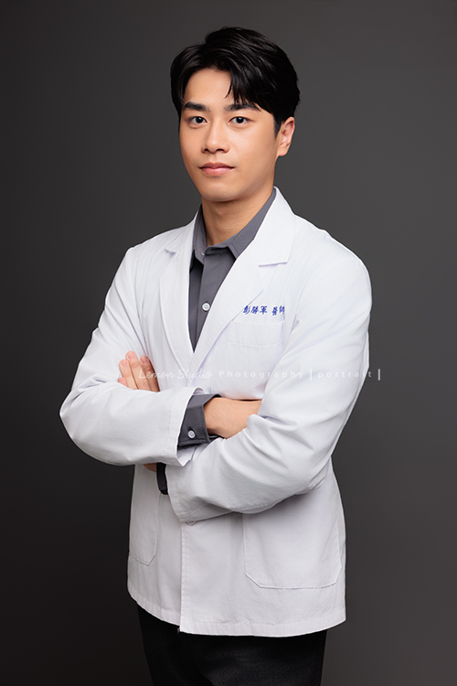 帥氣的彭醫師來拍照，黎爸替他記錄下許多不同的神情，有的溫和親切，有的專注沉穩，有的帶著鼓勵與信任，這張是彭醫師雙手抱在胸前神情很沈穩的一張醫師形象照！