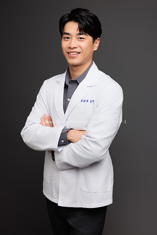 帥氣的彭醫師來拍照，黎爸替他記錄下許多不同的神情，有的溫和親切，有的專注沉穩，有的帶著鼓勵與信任，這張是彭醫師雙手抱在胸前、面帶微笑、很親切的一張醫師形象照！