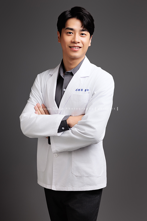 帥氣的彭醫師來拍照，黎爸替他記錄下許多不同的神情，有的溫和親切，有的專注沉穩，有的帶著鼓勵與信任，這張是彭醫師雙手抱在胸前、帶著微笑的一張醫師形象照！