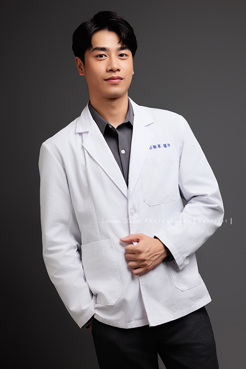 帥氣的彭醫師來拍照，黎爸替他記錄下許多不同的神情，有的溫和親切，有的專注沉穩，有的帶著鼓勵與信任，這張是彭醫師一手放口袋、一手抓著醫師袍、神情沈穩自信很帥氣的一張醫師形象照！