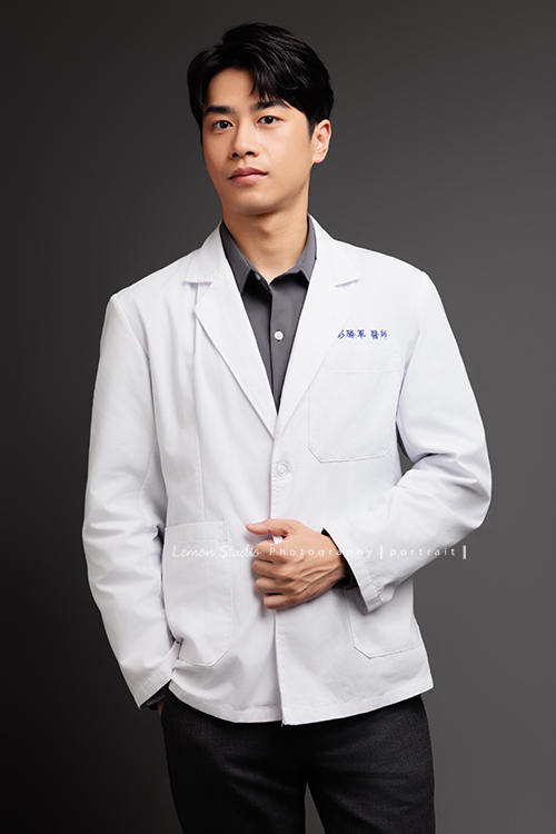 帥氣的彭醫師來拍照，黎爸替他記錄下許多不同的神情，有的溫和親切，有的專注沉穩，有的帶著鼓勵與信任，這張是彭醫師一手放口袋、一手抓著醫師袍、有點嚴肅但又帶著自信很帥氣的一張醫師形象照！
