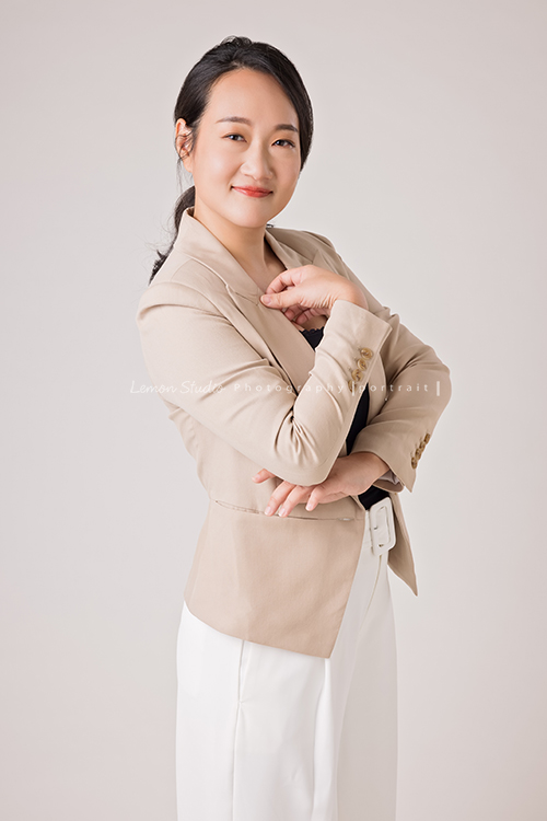 羌虎跨域生活創辦人南雁來拍照，這張是南雁的肢體擺出很有自信的姿勢，很有自信地看著鏡頭微笑的形象照！