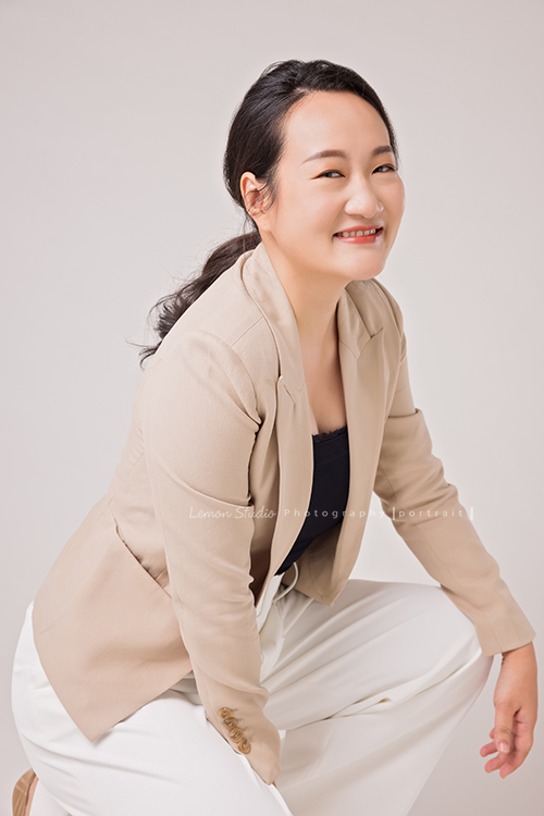 羌虎跨域生活創辦人南雁來拍照，這張是南雁半蹲很有自信地看著鏡頭微笑的形象照！