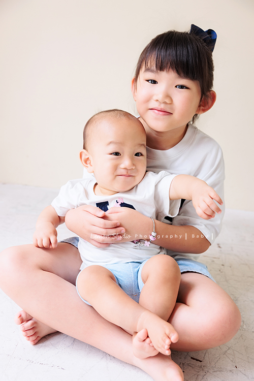 珈平媽麻一家第六次來拍照，這回多了一位新成員，櫟櫟當姊姊了，剛滿一歲的弟弟一舉一動都可愛得讓人融化，這張是櫟櫟抱著弟弟兩人可愛的姊弟合照！