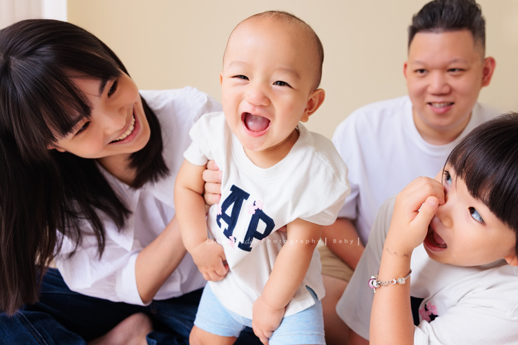 珈平媽麻一家第六次來拍照，這回多了一位新成員，櫟櫟當姊姊了，剛滿一歲的弟弟一舉一動都可愛得讓人融化，這張是媽麻和櫟櫟抱著弟弟，弟弟超開心地很可愛地笑著看鏡頭！