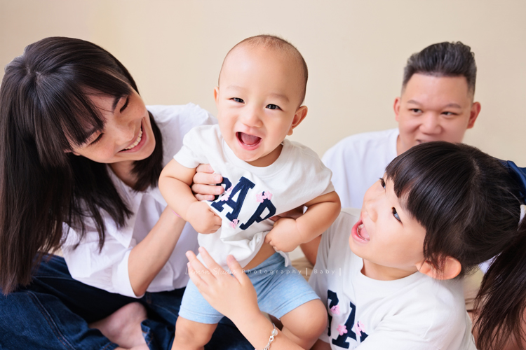 珈平媽麻一家第六次來拍照，這回多了一位新成員，櫟櫟當姊姊了，剛滿一歲的弟弟一舉一動都可愛得讓人融化，這張是媽麻和櫟櫟抱著弟弟，弟弟超開心地笑著看鏡頭！