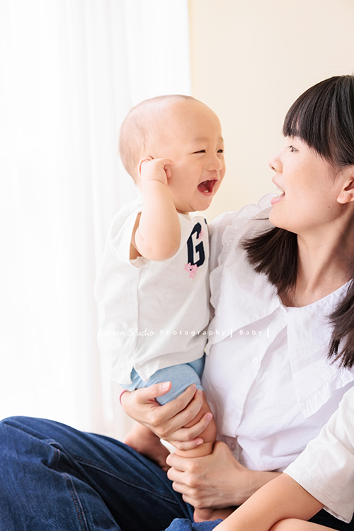 珈平媽麻一家第六次來拍照，這回多了一位新成員，櫟櫟當姊姊了，剛滿一歲的弟弟一舉一動都可愛得讓人融化，這張是媽麻抱著弟弟，兩人互動地很開心的一瞬間的相片！