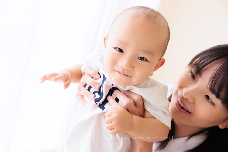 珈平媽麻一家第六次來拍照，這回多了一位新成員，櫟櫟當姊姊了，剛滿一歲的弟弟一舉一動都可愛得讓人融化，這張是媽麻抱著弟弟，弟弟俏皮又可愛地笑著看鏡頭！