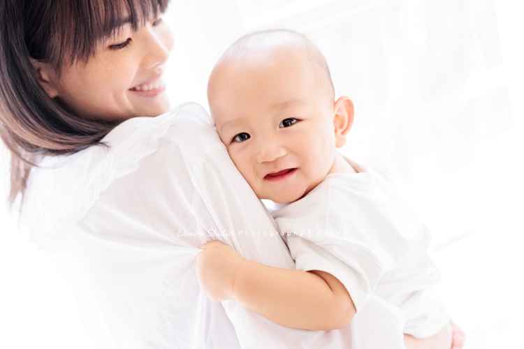 珈平媽麻一家第六次來拍照，這回多了一位新成員，櫟櫟當姊姊了，剛滿一歲的弟弟一舉一動都可愛得讓人融化，這張是媽麻抱著弟弟，並看著弟弟開心地笑著，弟弟抓著媽麻的衣服開心地笑著看鏡頭！